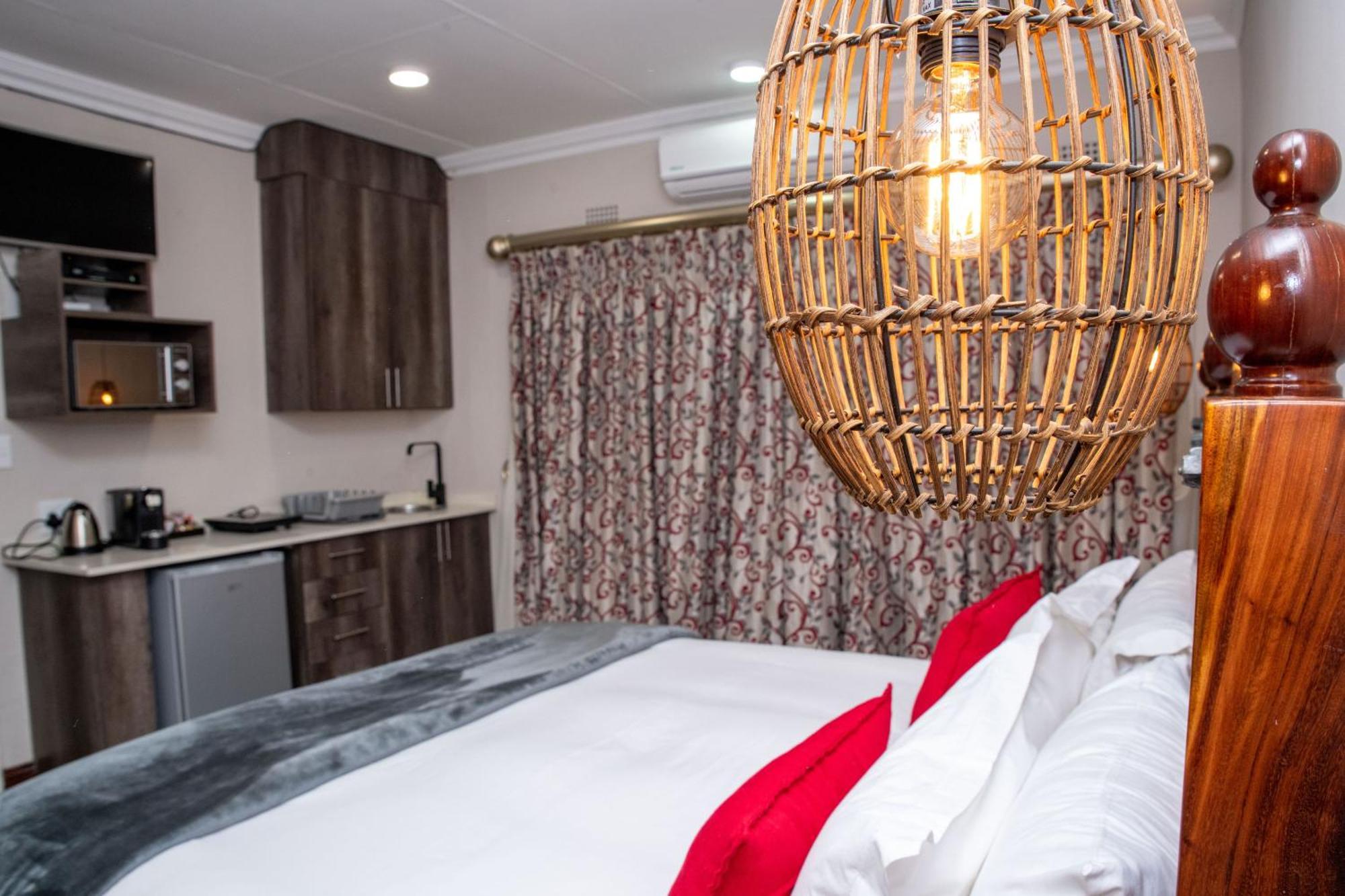 Iso'Bella Vita Guesthouse Пхалаборва Экстерьер фото